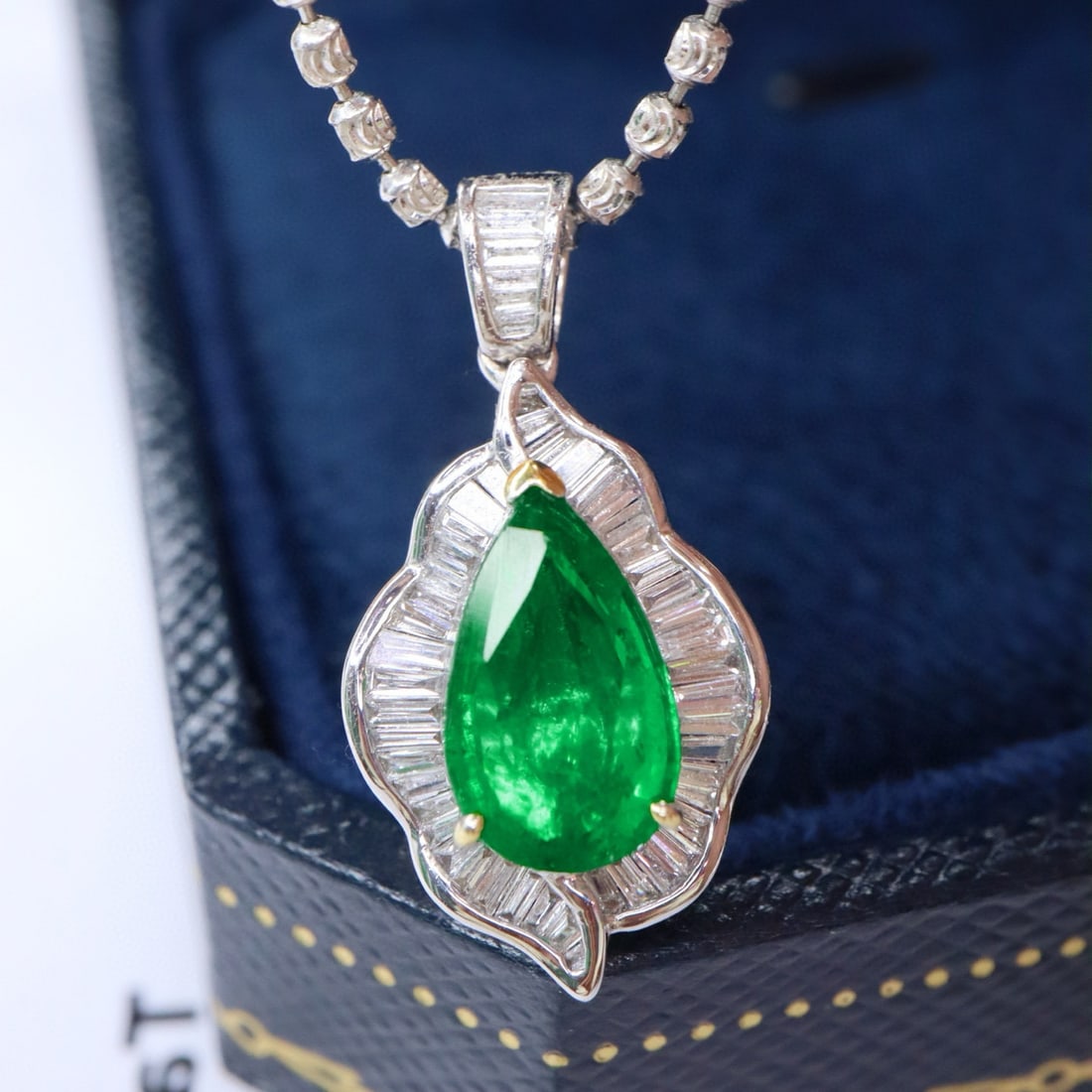 14k Gold 1.60 Ctw Vivid Green Natural Emerald & Diamond Pendant( Without Chain ): Ref:230996124 // gold content:14k gold // main gemstone:emerald // shape:pear // carat weight:1. 20ct // color:vivid green // treatment:natural // // adjacent gemstone 2 : diamond // shape:baguette //