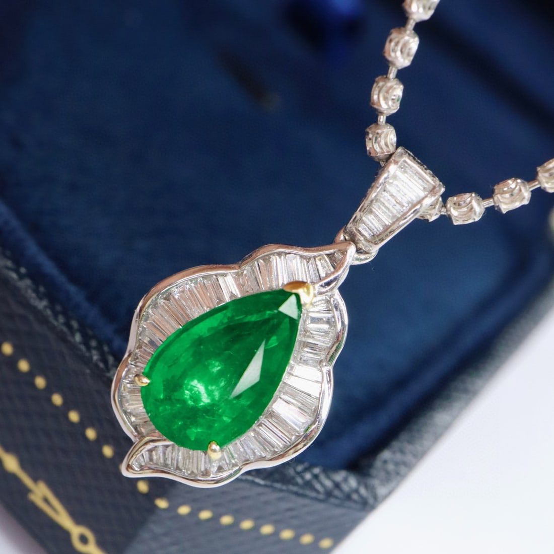 14k Gold 1.60 Ctw Vivid Green Natural Emerald & Diamond Pendant( Without Chain ) - 3