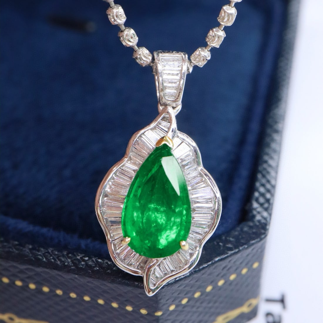 14k Gold 1.60 Ctw Vivid Green Natural Emerald & Diamond Pendant( Without Chain ) - 4