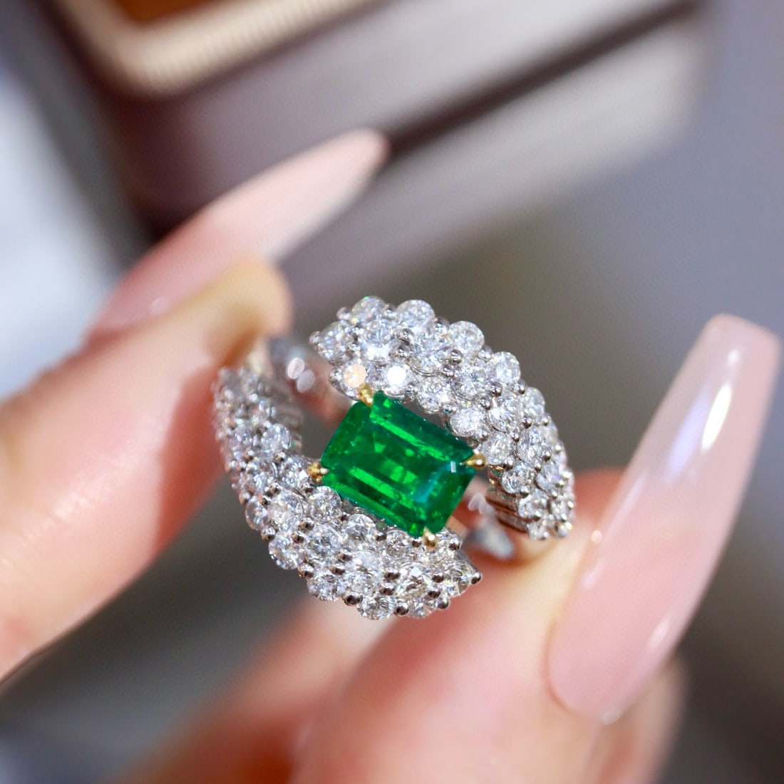 14k Gold 2.38 Ctw Vivid Green Natural Emerald & Diamond Ring: Ref:230996125 // gold content:14k gold // ring size:7. 25us // // main gemstone:emerald // shape:octagonal // carat weight:0. 98ct // color:vivid green // treatment:natural // // adjacent gemstone 2 :