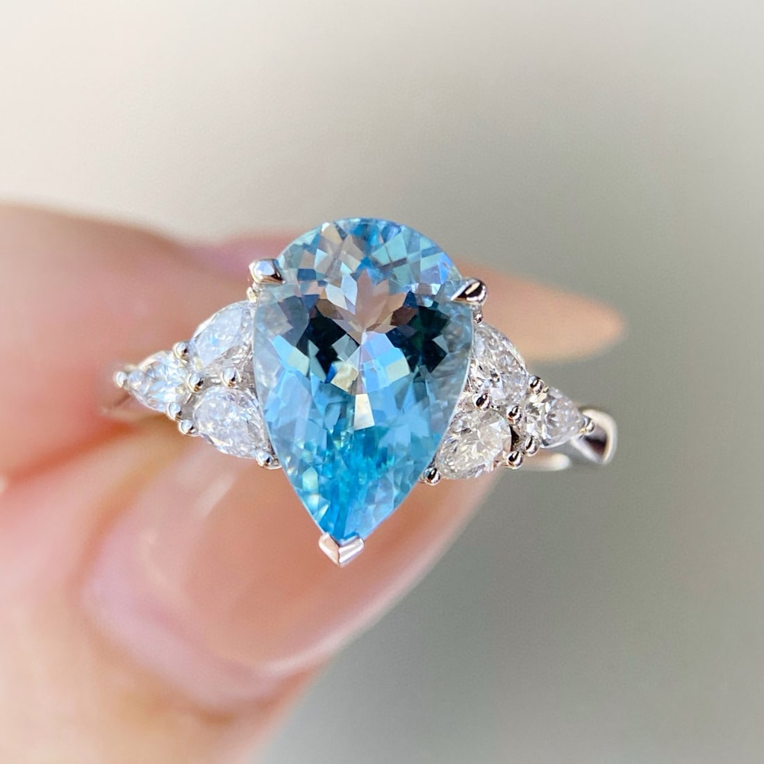 14k Gold 2.40 Ctw Natural Aquamarine & Diamond Ring: Ref:230996132 // gold content:14k gold // ring size:7. 25us // // main gemstone:aquamarine // shape:pear // carat weight:2. 01ct // color:santa maria color // treatment:natural // // adjacent