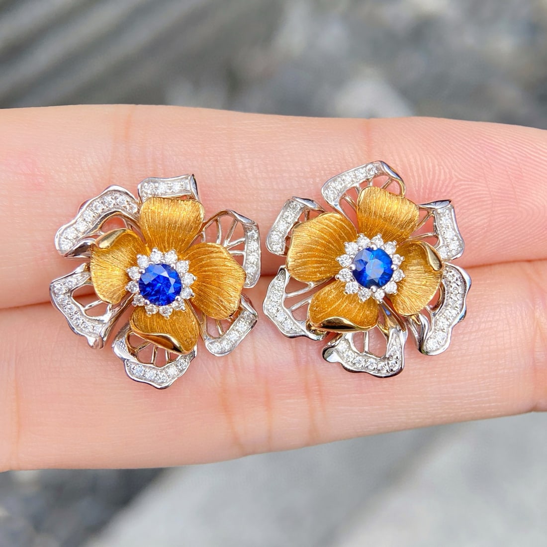 14k Gold 0.69 Ctw Natural Sapphire & Diamond Earrings: Ref:230996143 // gold content:14k gold // main gemstone:sapphire // shape:round // carat weight:0. 4ct // color:blue // treatment:natural // cut grade:g // // adjacent gemstone 2 : diamond //