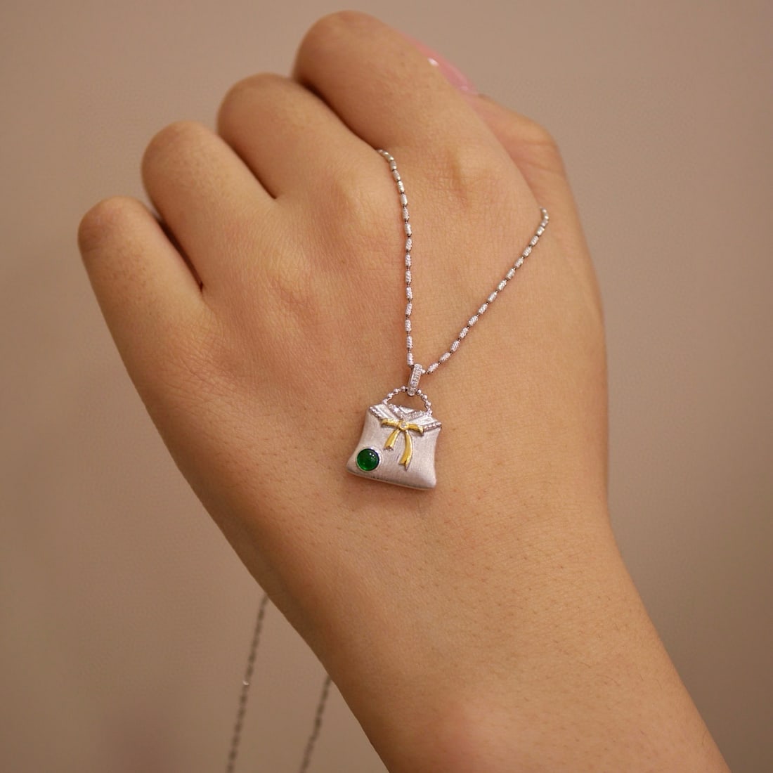 14k Gold 0.15 Ctw Vivid Green Natural Emerald & Diamond Pendant( Without Chain ): Ref:230996150 // gold content:14k gold // main gemstone:emerald // shape:round // carat weight:0. 11ct // color:vivid green // treatment:natural // cut grade:g // // adjacent gemstone 2 : diamond // s