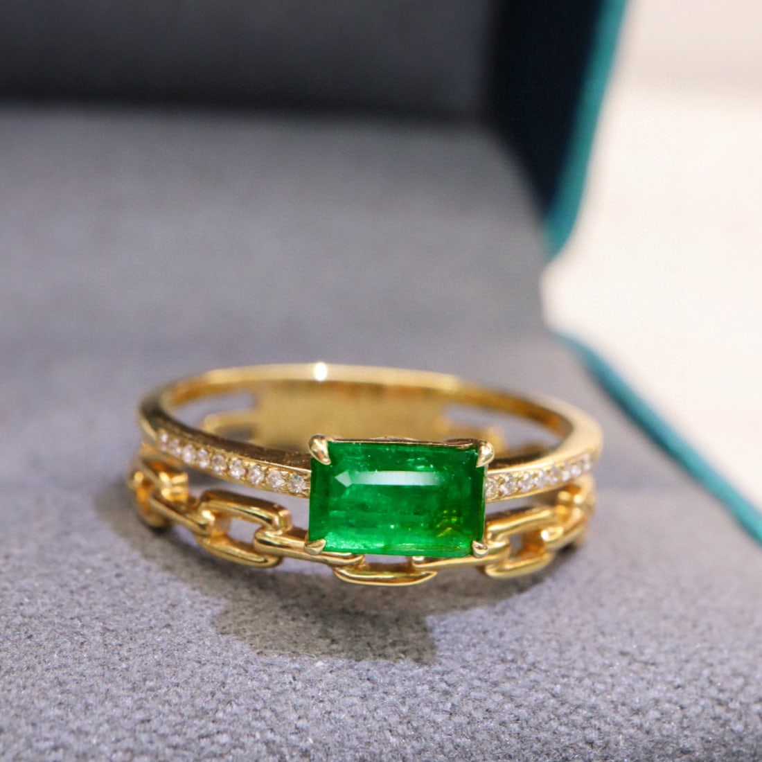 14k Gold 0.71 Ctw Vivid Green Natural Emerald & Diamond Ring - 2