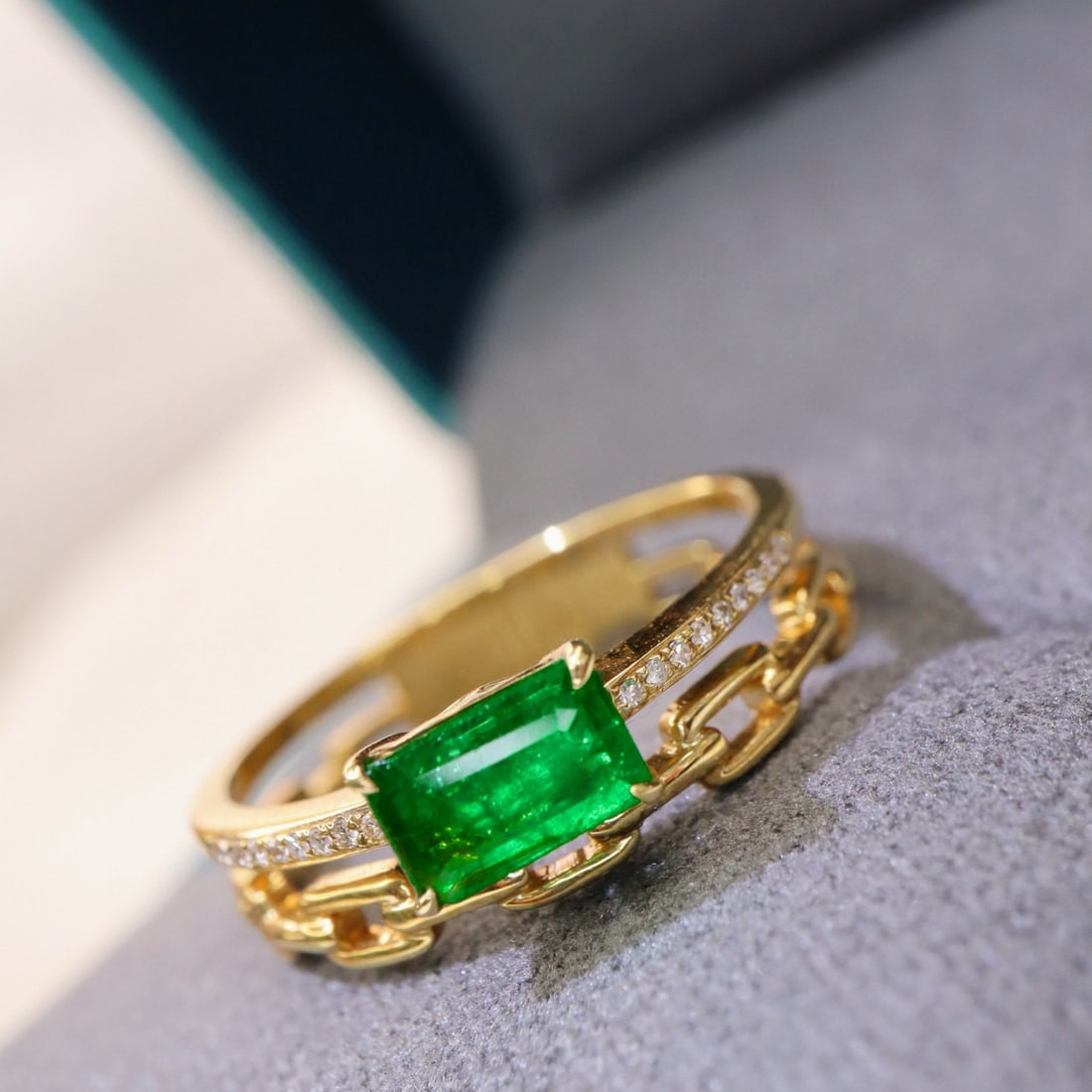 14k Gold 0.71 Ctw Vivid Green Natural Emerald & Diamond Ring - 3