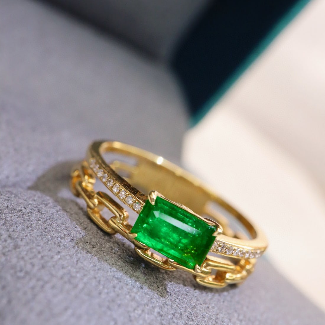 14k Gold 0.71 Ctw Vivid Green Natural Emerald & Diamond Ring - 5