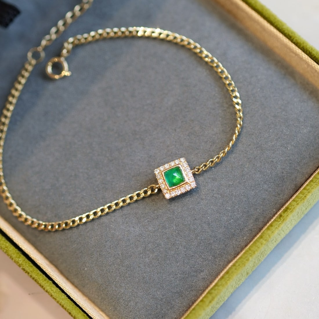 14k Gold 0.38 Ctw Vivid Green Natural Emerald & Diamond Bracelet: Ref:230996154 // gold content:14k gold // main gemstone:emerald // shape:suger-loaf // carat weight:0. 28ct // color:vivid green // treatment:natural // // adjacent gemstone 2 : diamond // shape:round