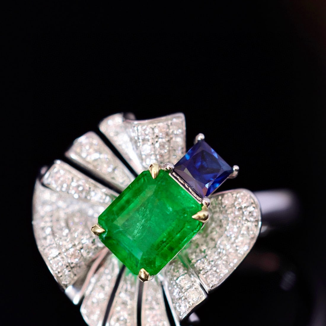 14k Gold 1.53 Ctw Vivid Green Natural Emerald & Diamond Ring: Ref:230996178 // gold content:14k gold // ring size:7. 25us // // main gemstone:emerald // shape:octagonal // carat weight:1. 1ct // color:vivid green // treatment:natural // // adjacent gemstone 2 : 