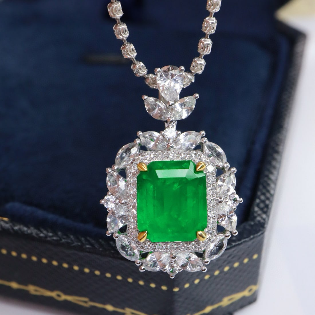 14k Gold 2.65 Ctw Vivid Green Natural Emerald & Diamond Pendant( Without Chain ): Ref:230996179 // gold content:14k gold // main gemstone:emerald // shape:octagonal // carat weight:2. 51ct // color:vivid green // treatment:natural // // adjacent gemstone 2 : diamond // shape:round 