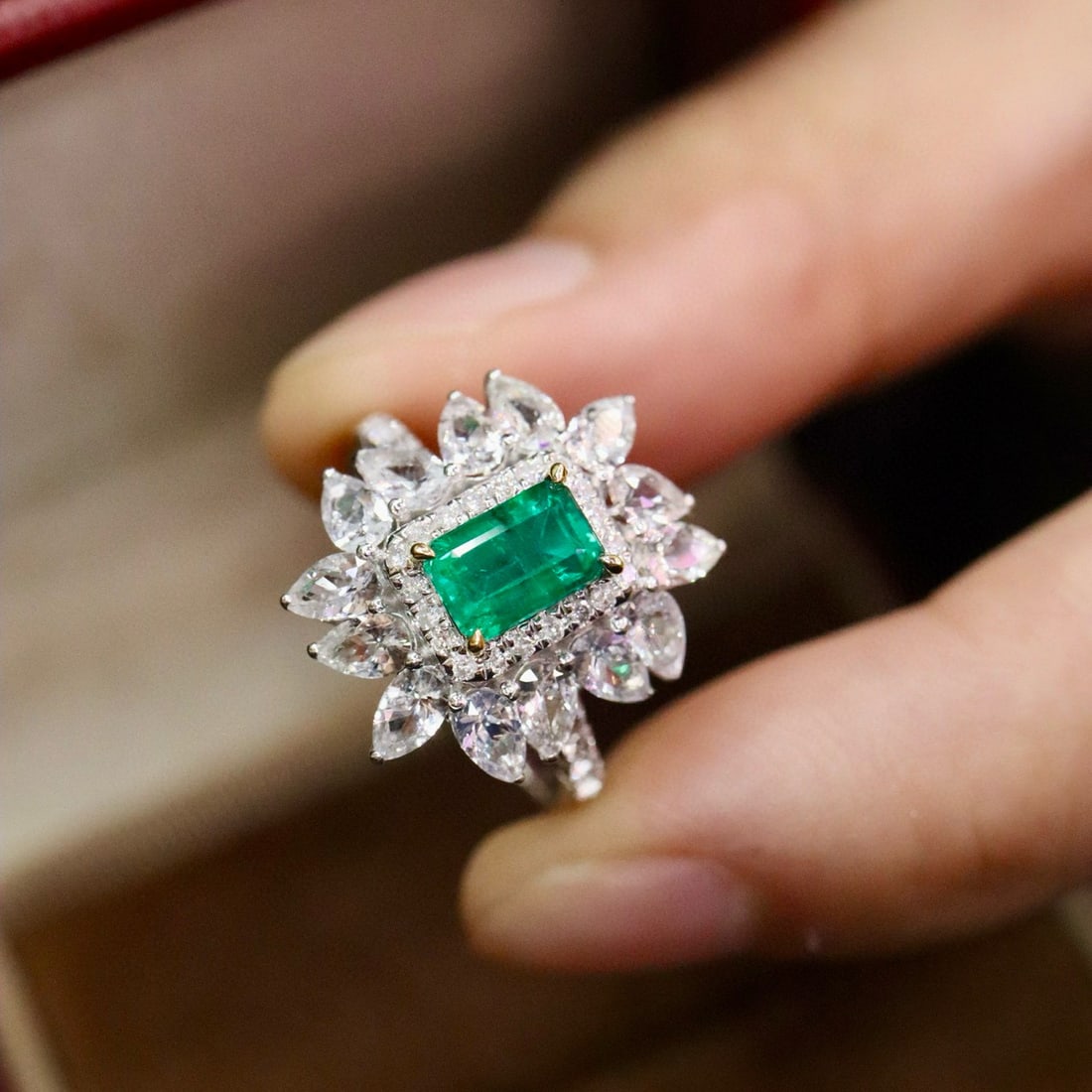 14k Gold 0.93 Ctw Vivid Green Natural Emerald & Diamond Ring: Ref:230996209 // gold content:14k gold // ring size:7. 25us // // main gemstone:emerald // shape:octagonal // carat weight:0. 83ct // color:vivid green // treatment:natural // // adjacent gemstone 2 :