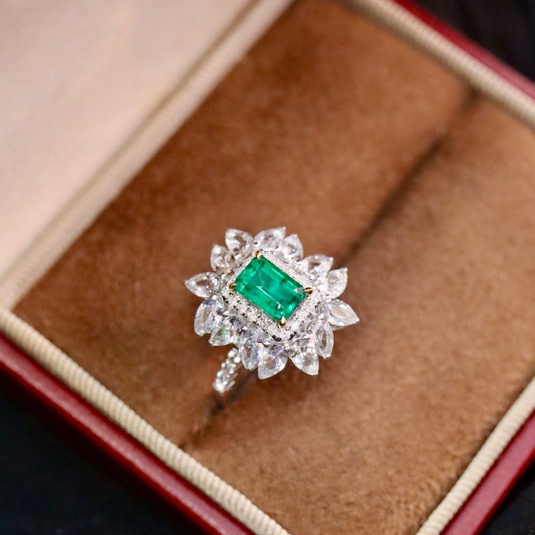 14k Gold 0.93 Ctw Vivid Green Natural Emerald & Diamond Ring - 2