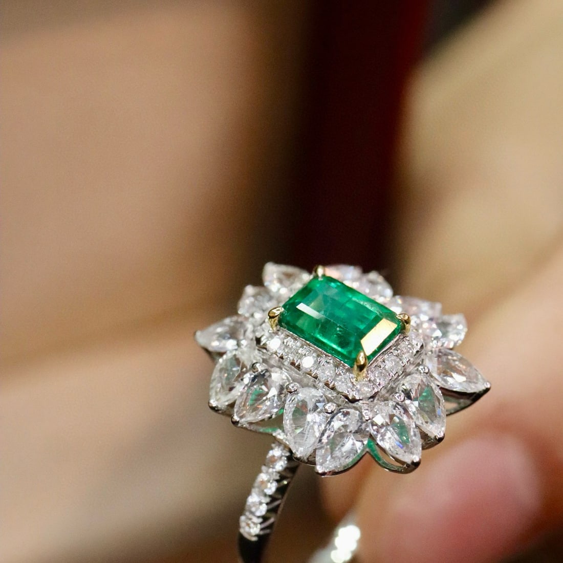 14k Gold 0.93 Ctw Vivid Green Natural Emerald & Diamond Ring - 3
