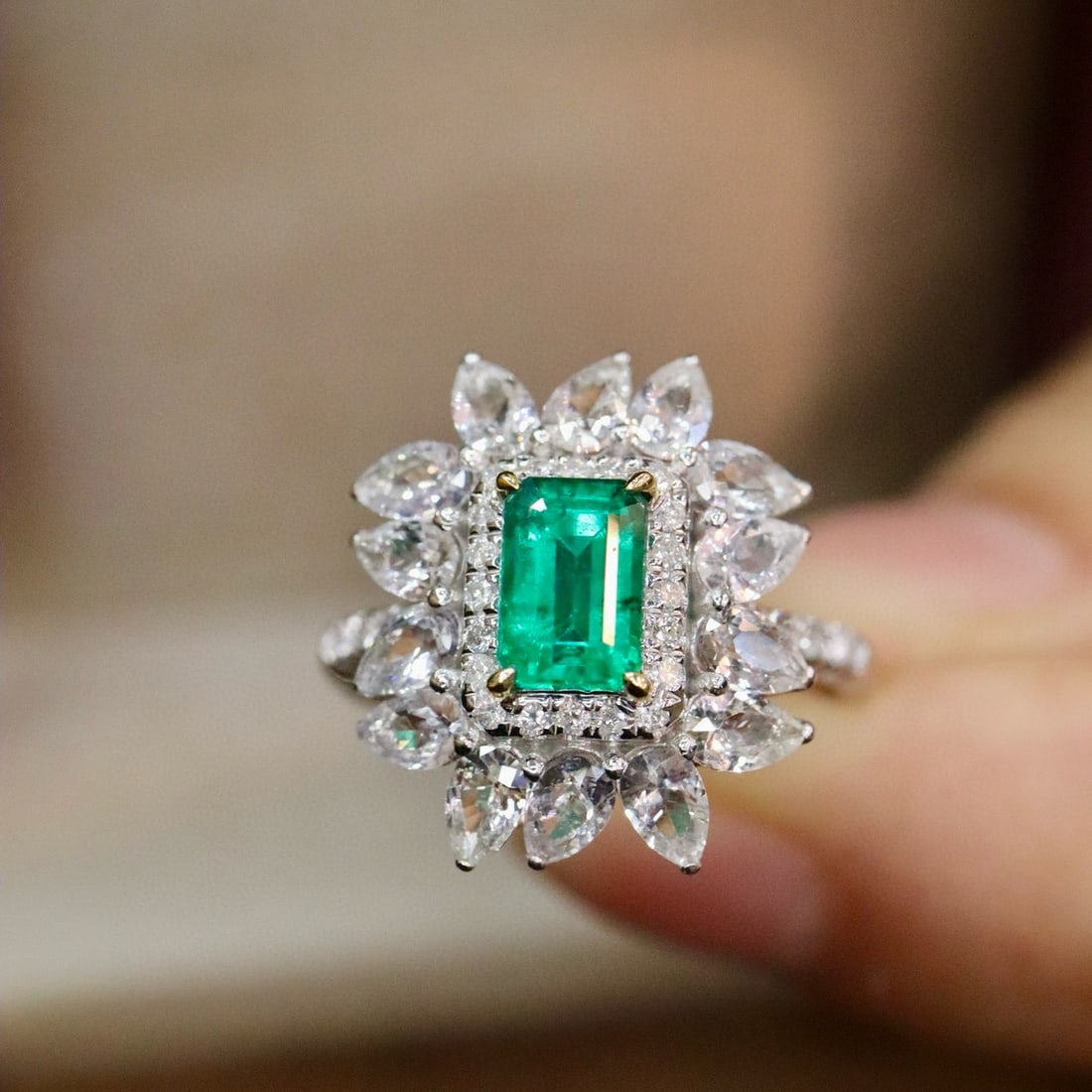 14k Gold 0.93 Ctw Vivid Green Natural Emerald & Diamond Ring - 4