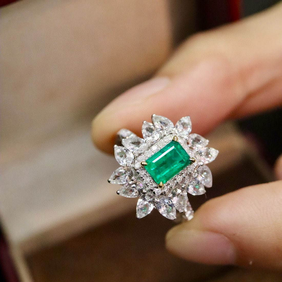 14k Gold 0.93 Ctw Vivid Green Natural Emerald & Diamond Ring - 5