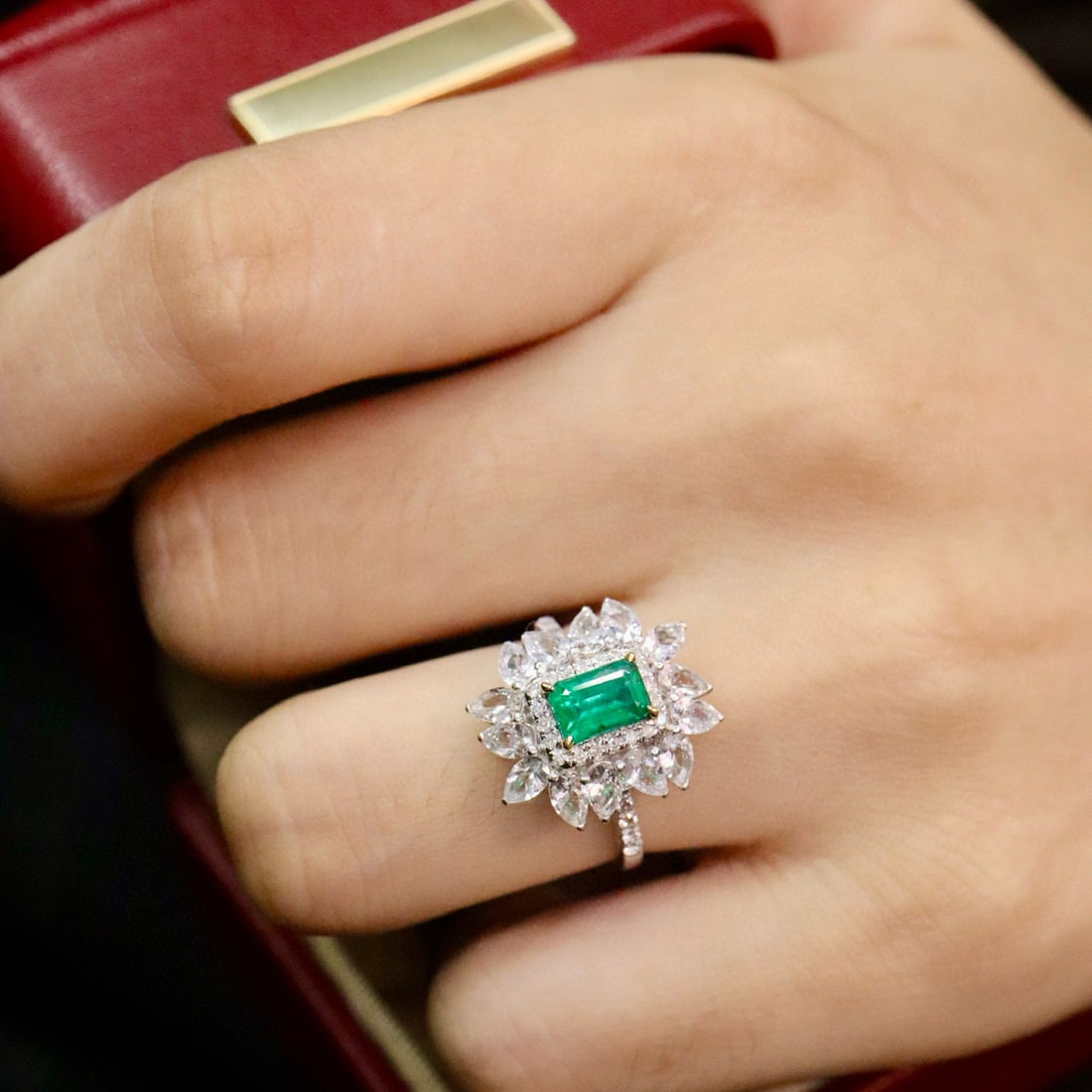 14k Gold 0.93 Ctw Vivid Green Natural Emerald & Diamond Ring - 6