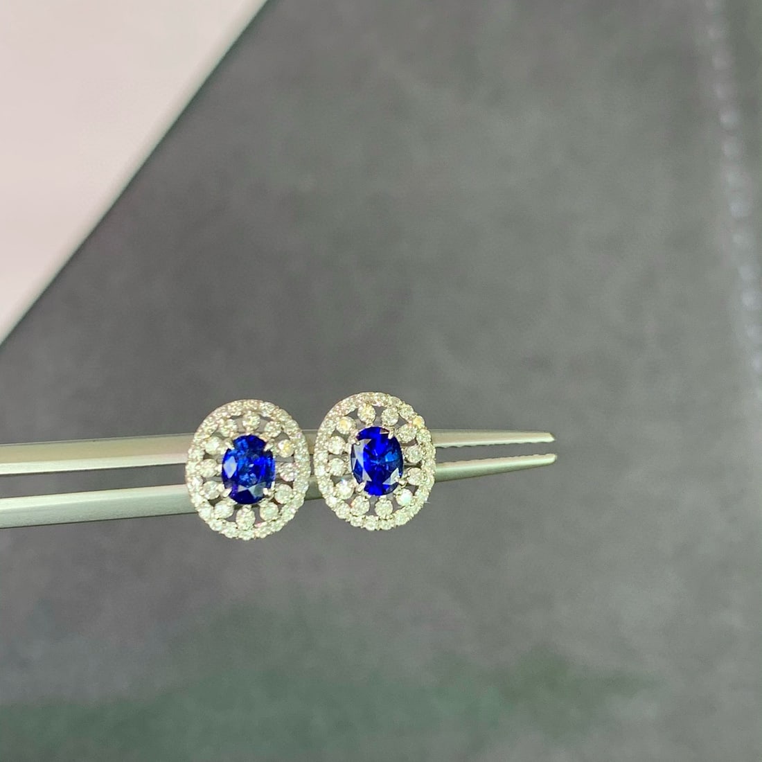 14k Gold 0.73 Ctw Natural Sapphire & Diamond Earrings: Ref:230996217 // gold content:14k gold // main gemstone:sapphire // shape:oval // carat weight:0. 47ct // color:royal blue // treatment:natural // // adjacent gemstone 2 : diamond // shape:round //