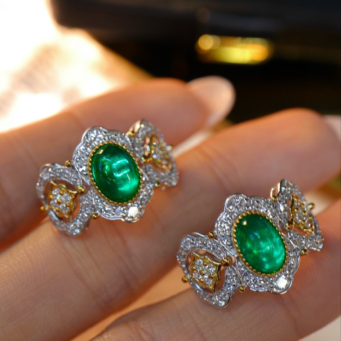 14k Gold 3.91 Ctw Vivid Green Natural Emerald & Diamond Ring: Ref:230996220 // gold content:14k gold // ring size:7. 25us // // main gemstone:emerald // shape:oval // carat weight:2. 8ct // color:vivid green // treatment:natural // // adjacent gemstone 2 : diamo