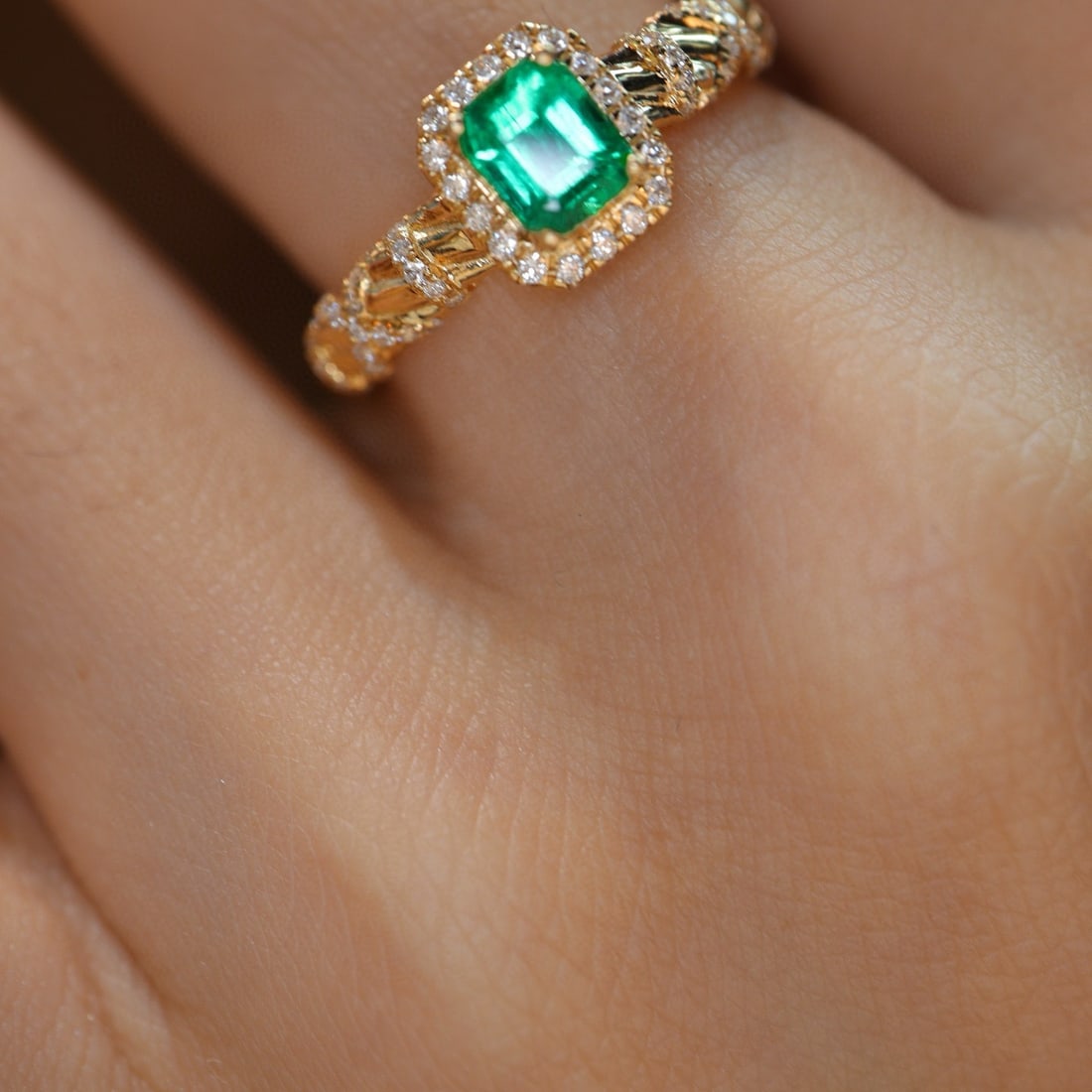 14k Gold 0.66 Ctw Vivid Green Natural Emerald & Diamond Ring - 3