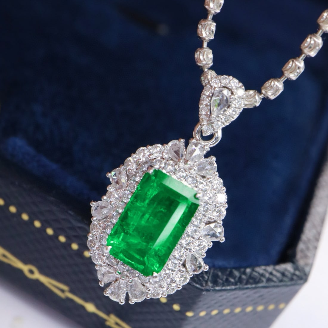 14k Gold 1.87 Ctw Vivid Green Natural Emerald & Diamond Pendant( Without Chain ) - 5