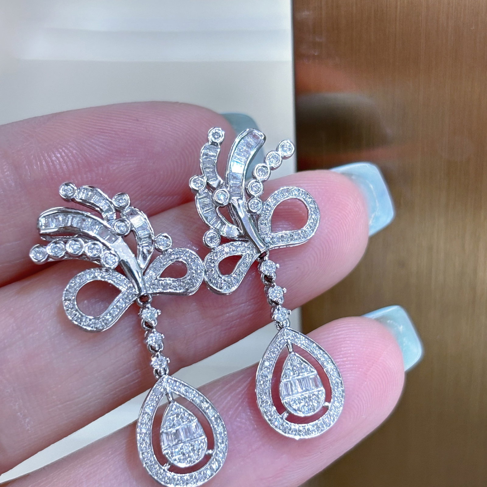 14k Gold 0.85 Ct Natural H Diamond Earrings: Ref:230996229 // gold content:14k gold // main gemstone:diamond // shape:multiply // carat weight:0. 85ct // clarity grade:vs-si // color:h // treatment:natural // Condition: New Low Estimate: