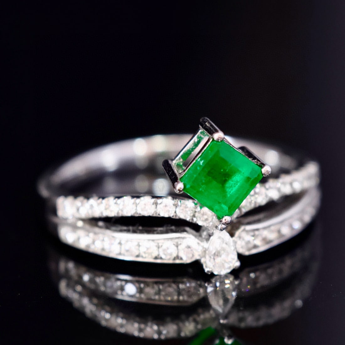 14k Gold 0.78 Ctw Vivid Green Natural Emerald & Diamond Ring: Ref:230996232 // gold content:14k gold // ring size:7. 25us // // main gemstone:emerald // shape:octagonal // carat weight:0. 49ct // color:vivid green // treatment:natural // // adjacent gemstone 2 :