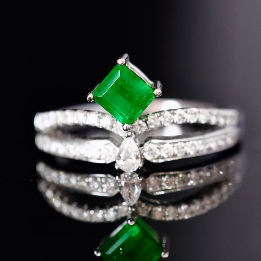 14k Gold 0.78 Ctw Vivid Green Natural Emerald & Diamond Ring - 6