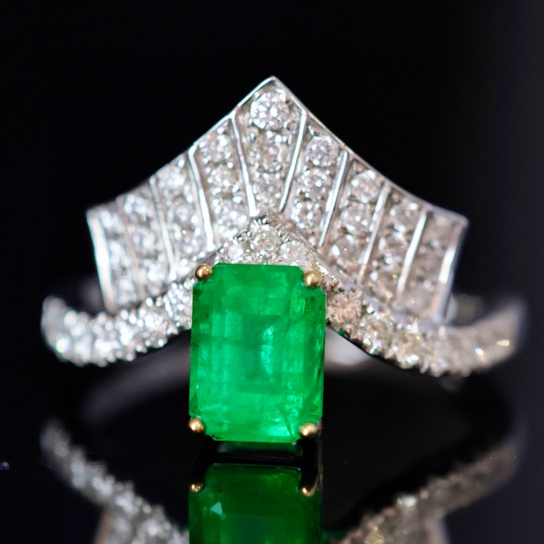 14k Gold 1.92 Ctw Vivid Green Natural Emerald & Diamond Ring: Ref:230996233 // gold content:14k gold // ring size:7. 25us // // main gemstone:emerald // shape:octagonal // carat weight:1. 4ct // color:vivid green // treatment:natural // // adjacent gemstone 2 :