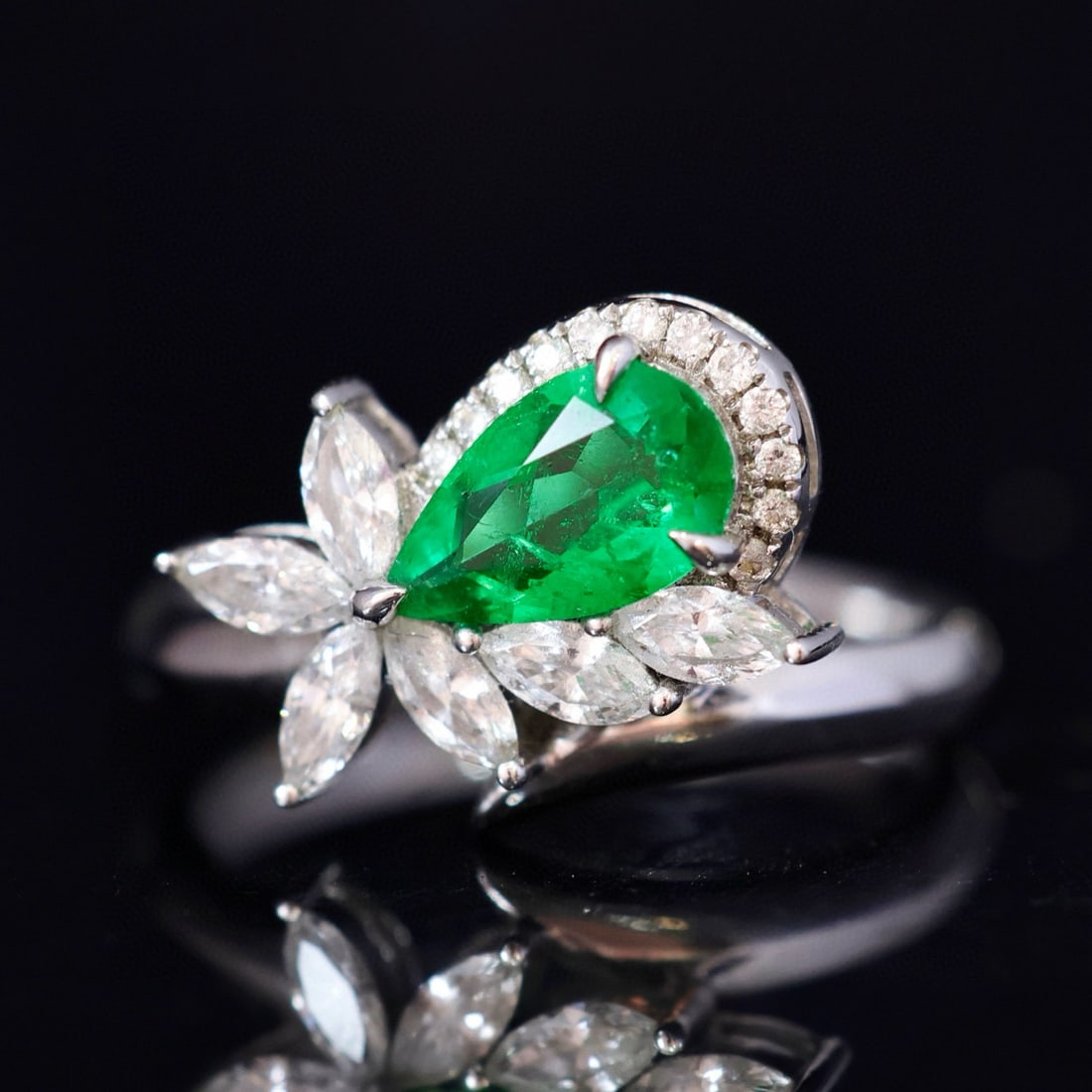 14k Gold 1.23 Ctw Vivid Green Natural Emerald & Diamond Ring: Ref:230996247 // gold content:14k gold // ring size:7. 25us // // main gemstone:emerald // shape:pear // carat weight:0. 72ct // color:vivid green // treatment:natural // // adjacent gemstone 2 : diam