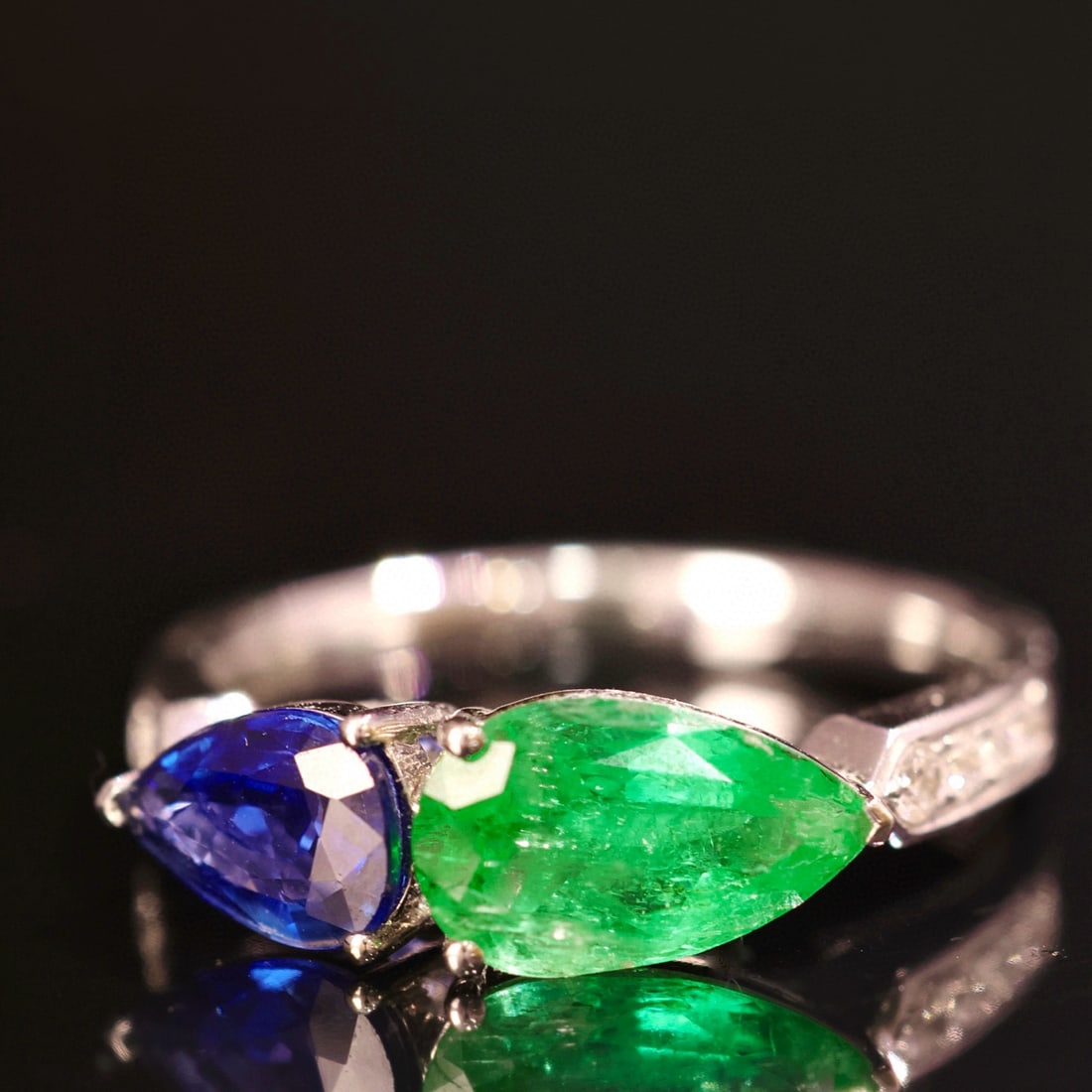 14k Gold 2.03 Ctw Vivid Green Natural Emerald & Sapphire & Toi Et Moi Ring: Ref:230996249 // gold content:14k gold // ring size:7. 25us // // main gemstone:emerald // shape:pear // carat weight:1. 21ct // color:vivid green // treatment:natural // // adjacent gemstone 2 :