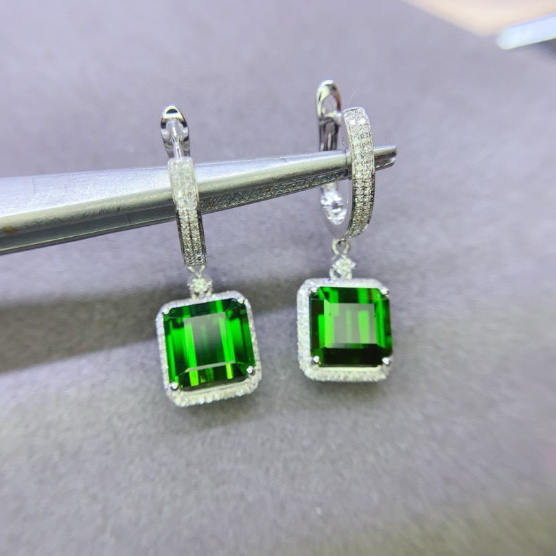 14k Gold 8.62 Ct Natural Tourmaline & Diamond Earrings: Ref:230996255 // gold content:14k gold // main gemstone:tourmaline // shape:octagonal // carat weight:8. 62ct // color:green // treatment:natural // // adjacent gemstone 2 : diamond // shape:round //