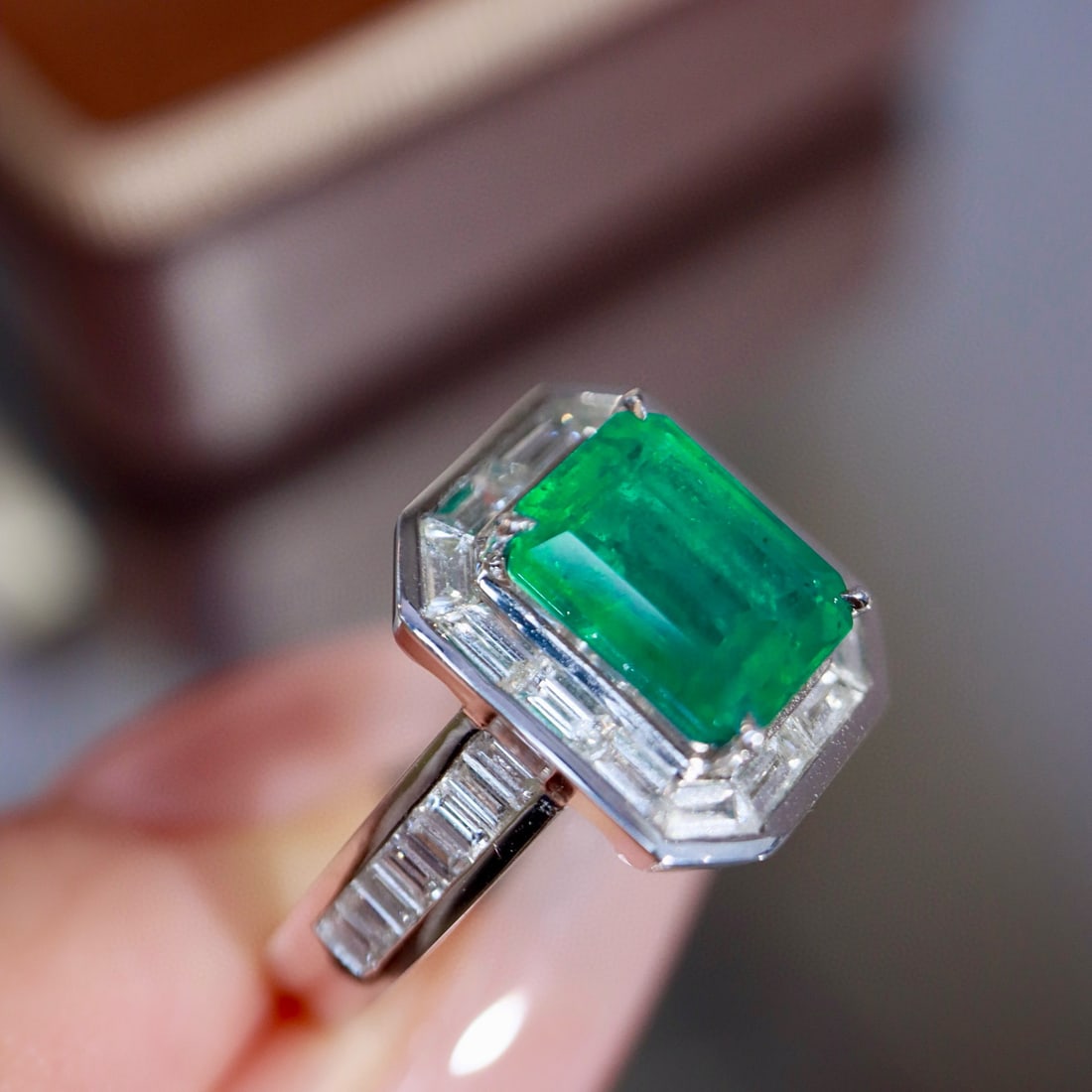 14k Gold 3.37 Ctw Vivid Green Natural Emerald & Diamond Ring - 4