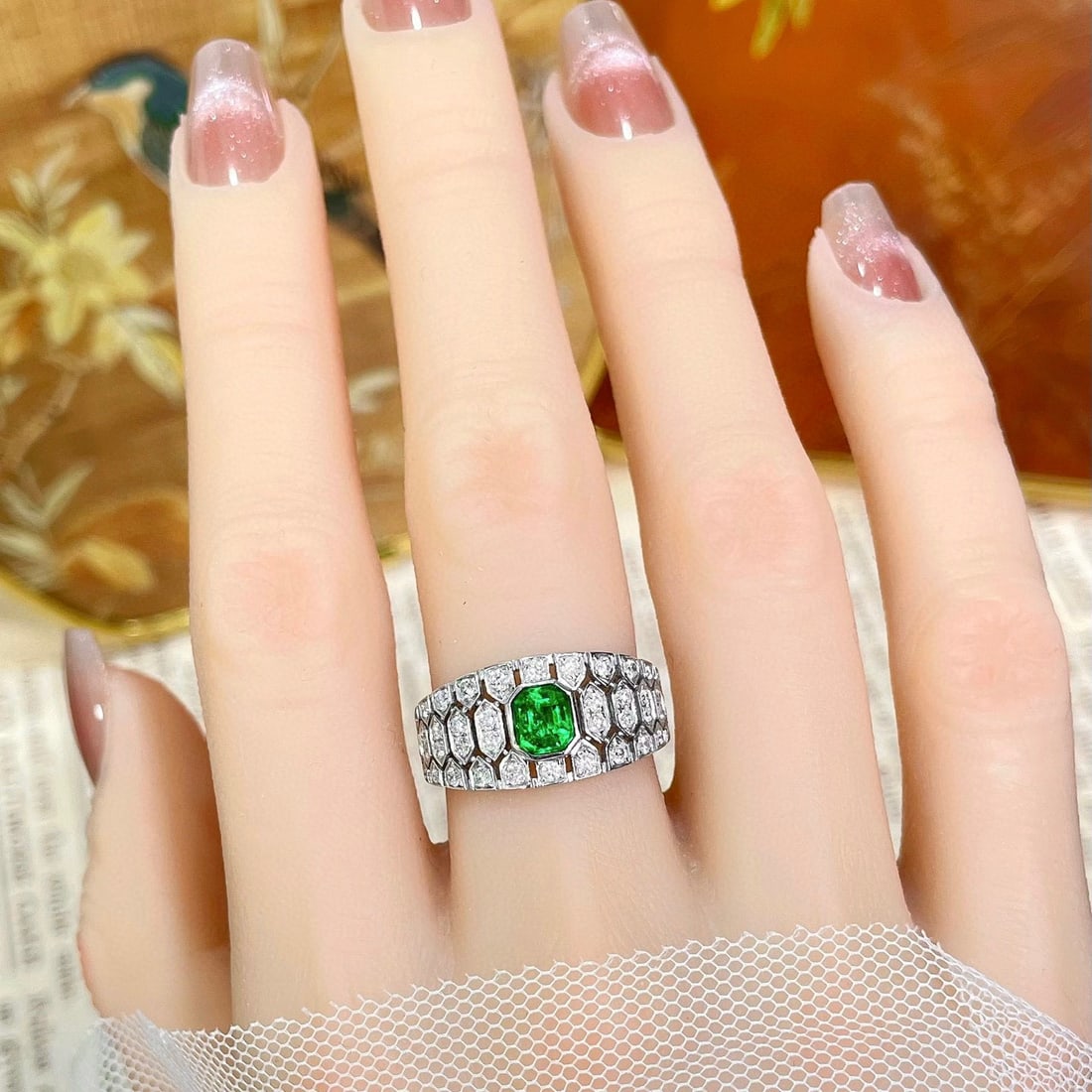 14k Gold 0.60 Ctw Vivid Green Natural Emerald & Diamond Ring - 2
