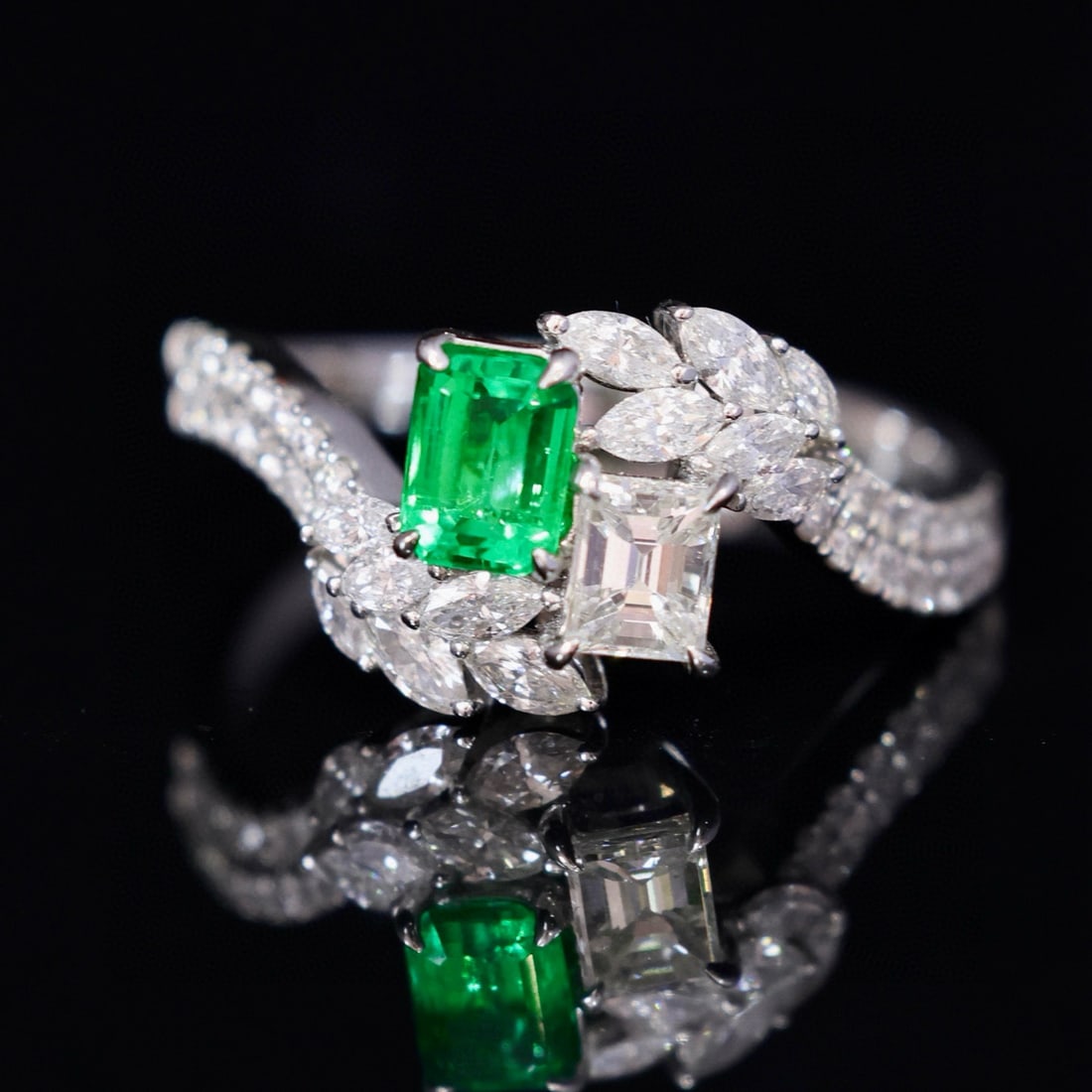 14k Gold 1.05 Ctw Natural Emerald & Diamond Ring: Ref:230996277 // gold content:14k gold // ring size:7. 25us // // main gemstone:emerald // shape:octagonal // carat weight:0. 34ct // color:green // treatment:natural // // adjacent gemstone 2 : diamo