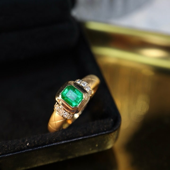 14k Gold 0.6 Ctw Vivid Green Natural Emerald & Diamond Ring: Ref:230996284 // gold content:14k gold // ring size:7. 25us // // main gemstone:emerald // shape:octagonal // carat weight:0. 5ct // color:vivid green // treatment:natural // // adjacent gemstone 2 :