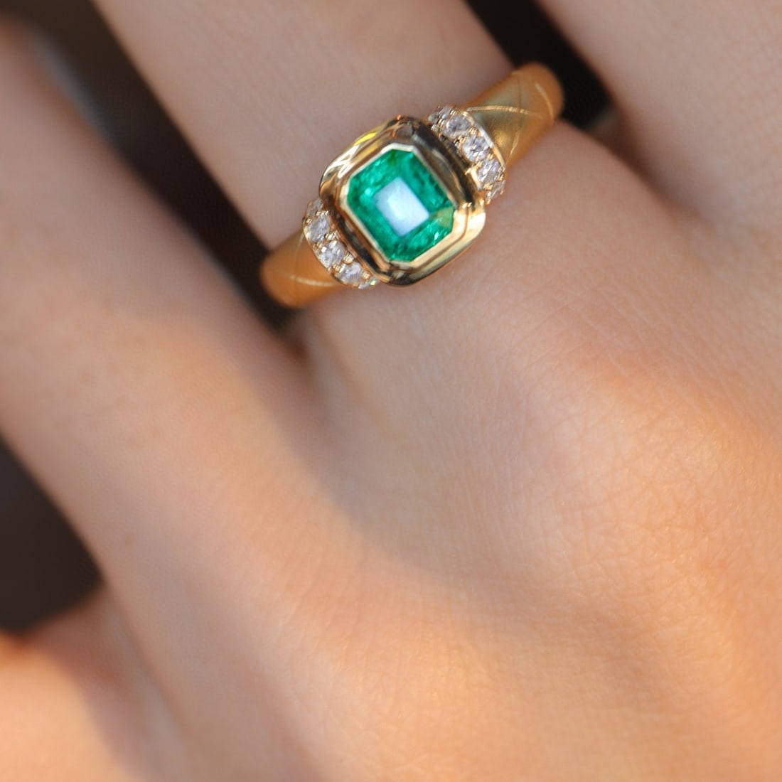 14k Gold 0.6 Ctw Vivid Green Natural Emerald & Diamond Ring - 3