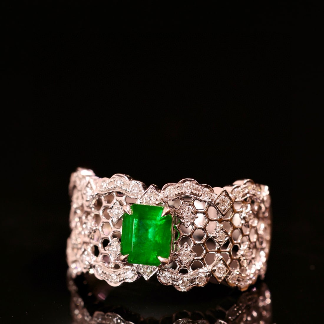 14k Gold 1.02 Ctw Vivid Green Natural Emerald & Diamond Ring: Ref:230996286 // gold content:14k gold // ring size:7. 25us // // main gemstone:emerald // shape:octagonal // carat weight:0. 8ct // color:vivid green // treatment:natural // // adjacent gemstone 2 : 