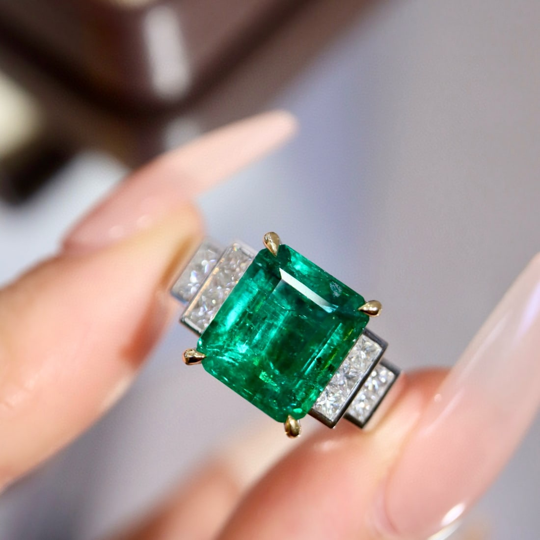 14k Gold 4.42 Ctw Vivid Green Natural Emerald & Diamond Ring: Ref:230996297 // gold content:14k gold // ring size:7. 25us // // main gemstone:emerald // shape:octagonal // carat weight:3. 90ct // color:vivid green // treatment:natural // // adjacent gemstone 2 :