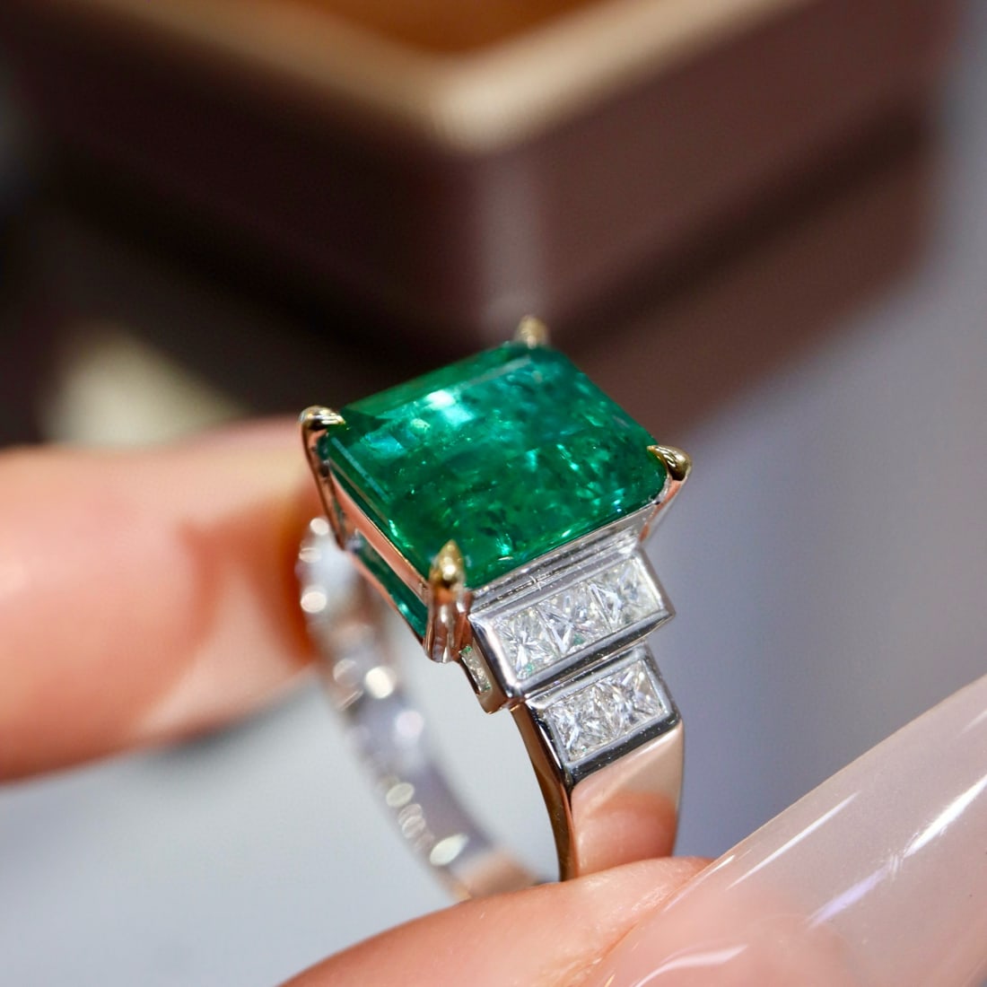 14k Gold 4.42 Ctw Vivid Green Natural Emerald & Diamond Ring - 2