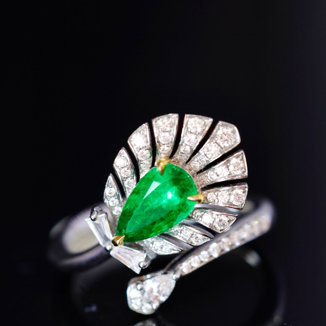 14k Gold 1.53 Ctw Vivid Green Natural Emerald & Diamond Ring: Ref:230996304 // gold content:14k gold // ring size:7. 25us // // main gemstone:emerald // shape:pear // carat weight:1. 08ct // color:vivid green // treatment:natural // // adjacent gemstone 2 : diam