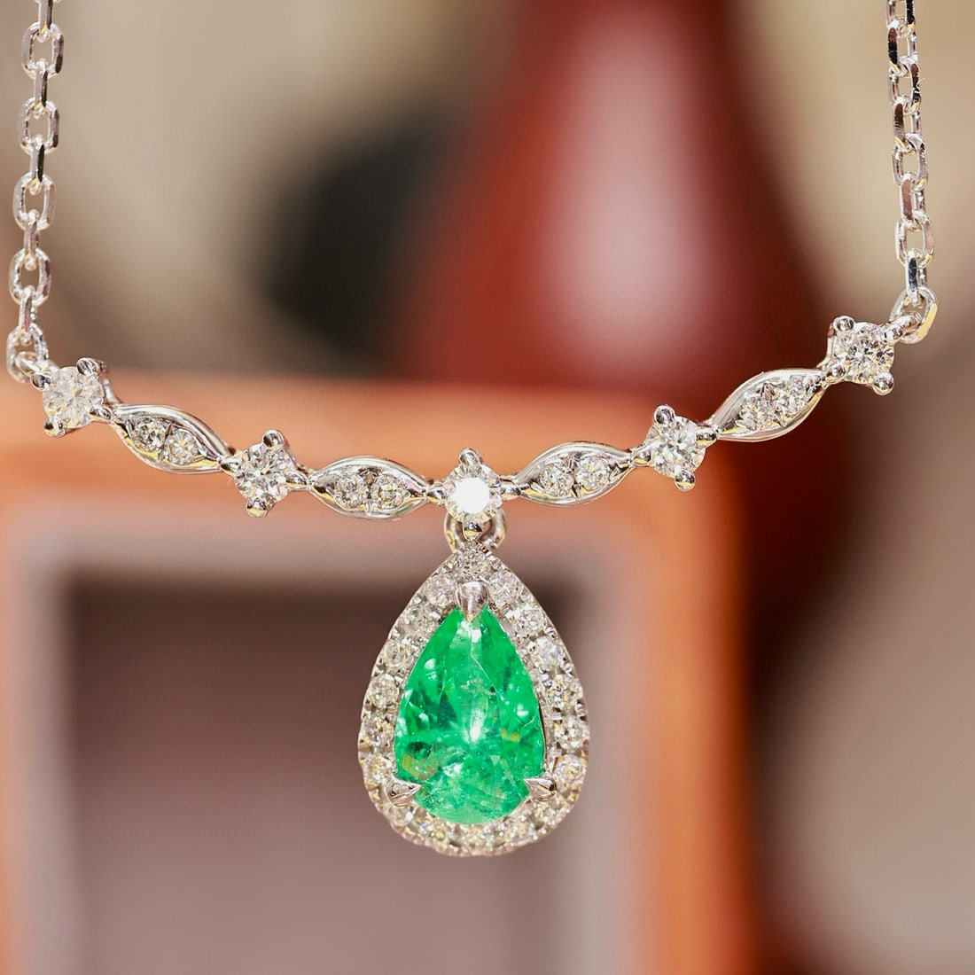 14k Gold 1.29 Ctw Natural Emerald & Diamond Necklace: Ref:230996305 // gold content:14k gold // main gemstone:emerald // shape:pear // carat weight:0. 93ct // color:green // treatment:natural // // adjacent gemstone 2 : diamond // shape:round // carat we