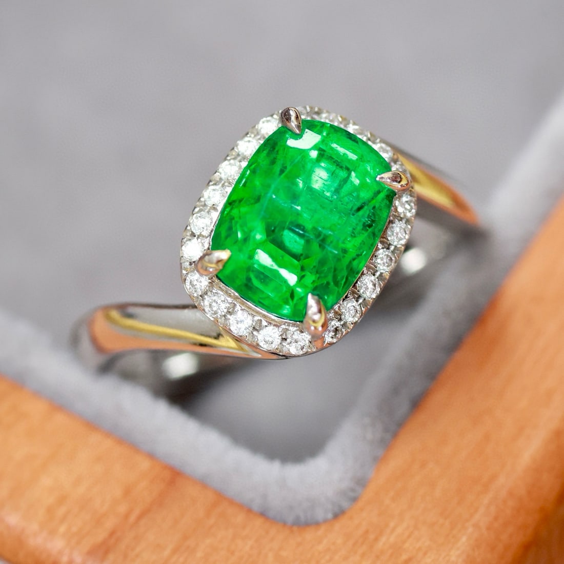 14k Gold 1.96 Ctw Vivid Green Natural Emerald & Diamond Ring: Ref:230996306 // gold content:14k gold // ring size:7. 25us // // main gemstone:emerald // shape:cushion // carat weight:1. 85ct // color:vivid green // treatment:natural // // adjacent gemstone 2 : d