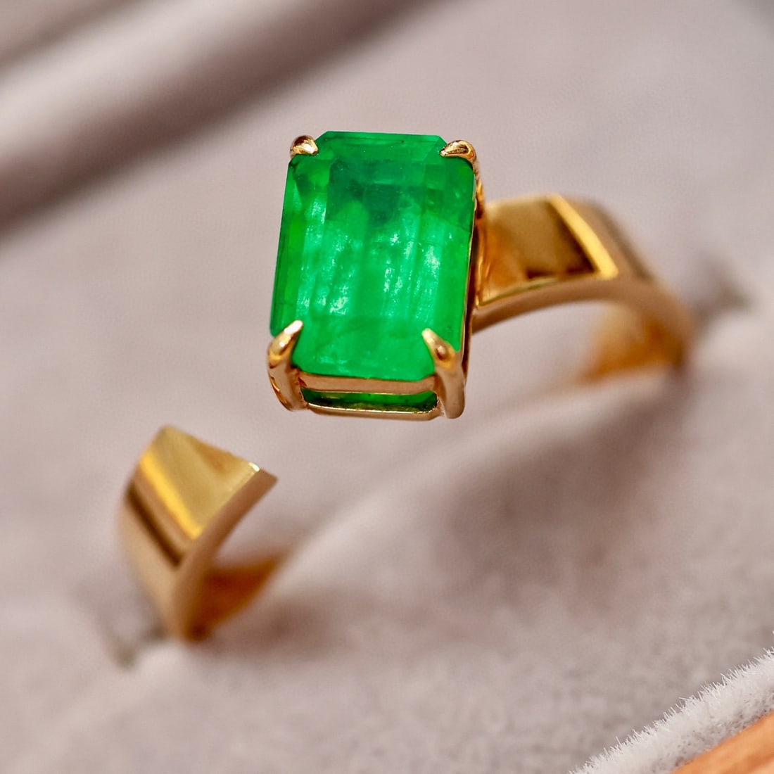 14k Gold 1.35 Ct Vivid Green Natural Emerald Ring: Ref:230996313 // gold content:14k gold // ring size:7. 25us // // main gemstone:emerald // shape:octagonal // carat weight:1. 35ct // color:vivid green // treatment:natural // Condition: New Low