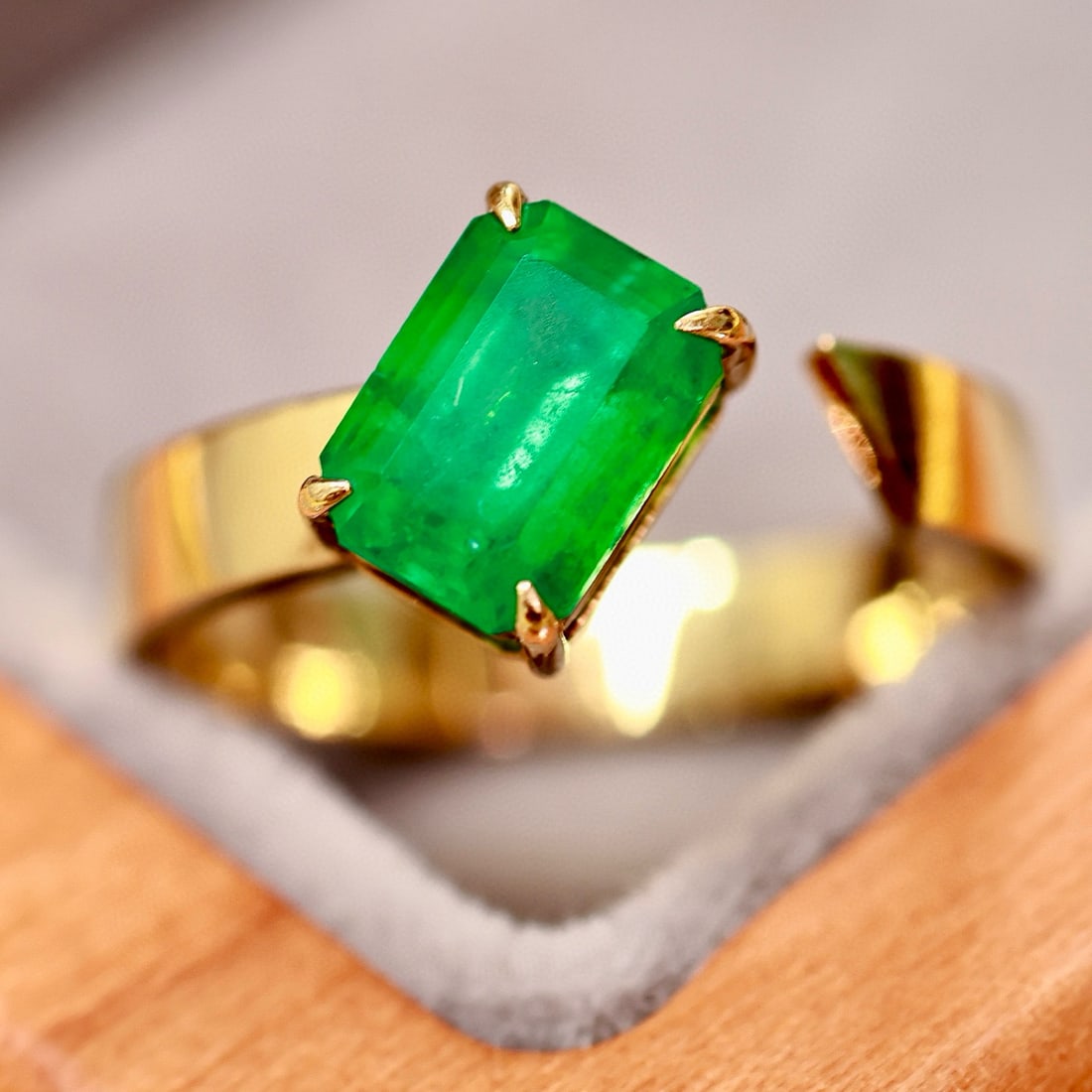 14k Gold 1.35 Ct Vivid Green Natural Emerald Ring - 2