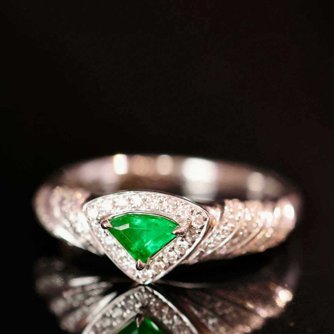 14k Gold 0.47 Ctw Vivid Green Natural Emerald & Diamond Ring: Ref:230996315 // gold content:14k gold // ring size:7. 25us // // main gemstone:emerald // shape:other // carat weight:0. 27ct // color:vivid green // treatment:natural // // adjacent gemstone 2 : dia