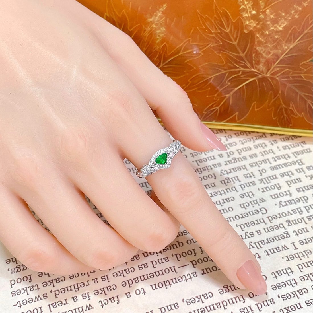 14k Gold 0.47 Ctw Vivid Green Natural Emerald & Diamond Ring - 2