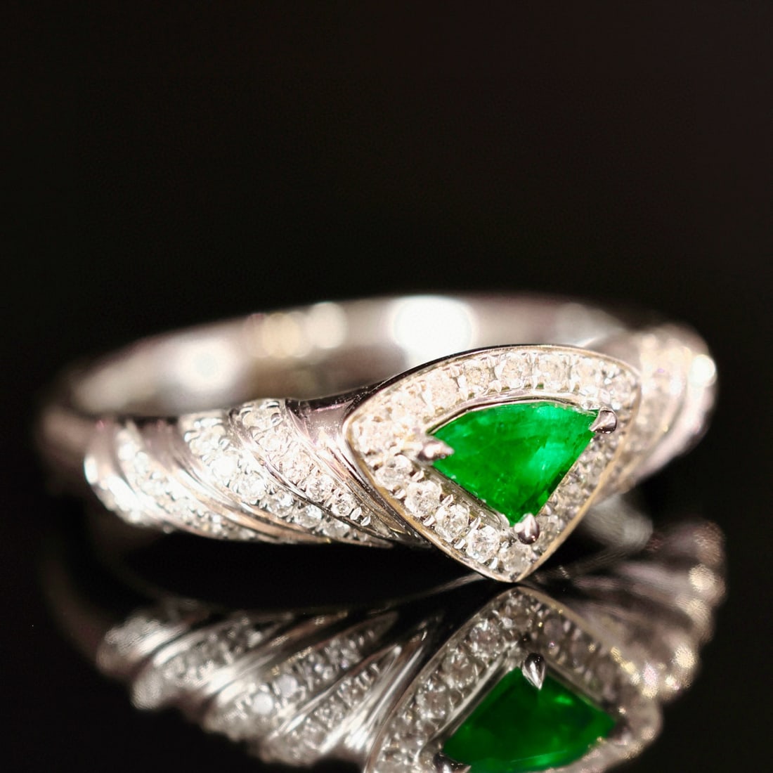 14k Gold 0.47 Ctw Vivid Green Natural Emerald & Diamond Ring - 4