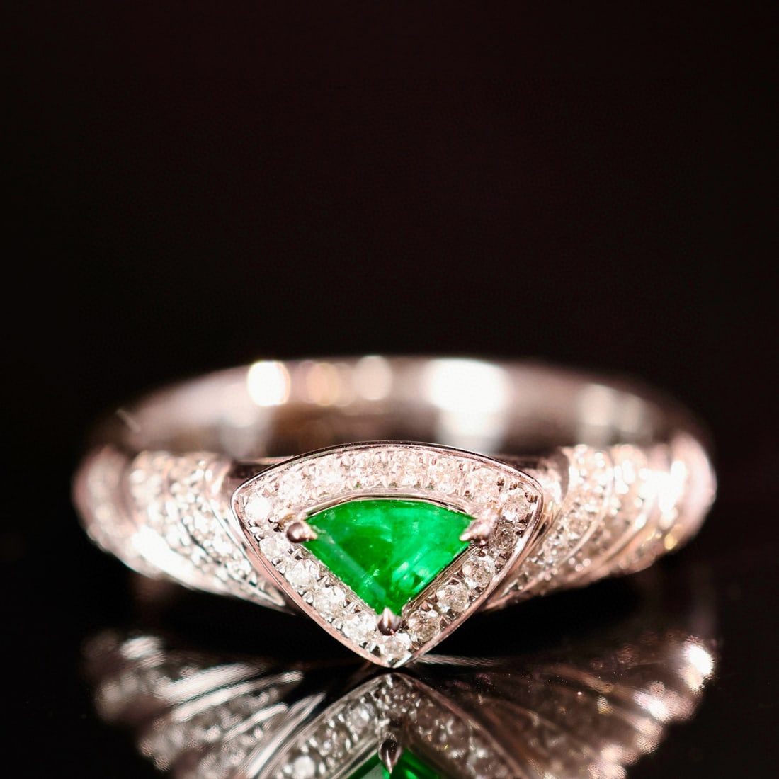 14k Gold 0.47 Ctw Vivid Green Natural Emerald & Diamond Ring - 5