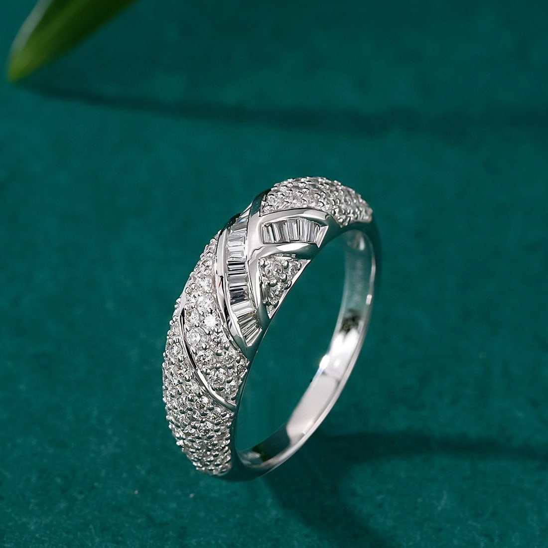 14k Gold 0.78 Ctw Natural H Diamond Ring: Ref:230996321 // gold content:14k gold // ring size:7. 25us // // main gemstone:diamond // shape:baguette // carat weight:0. 14ct // clarity grade:vs-si // color:h // treatment:natural // // adjacent 