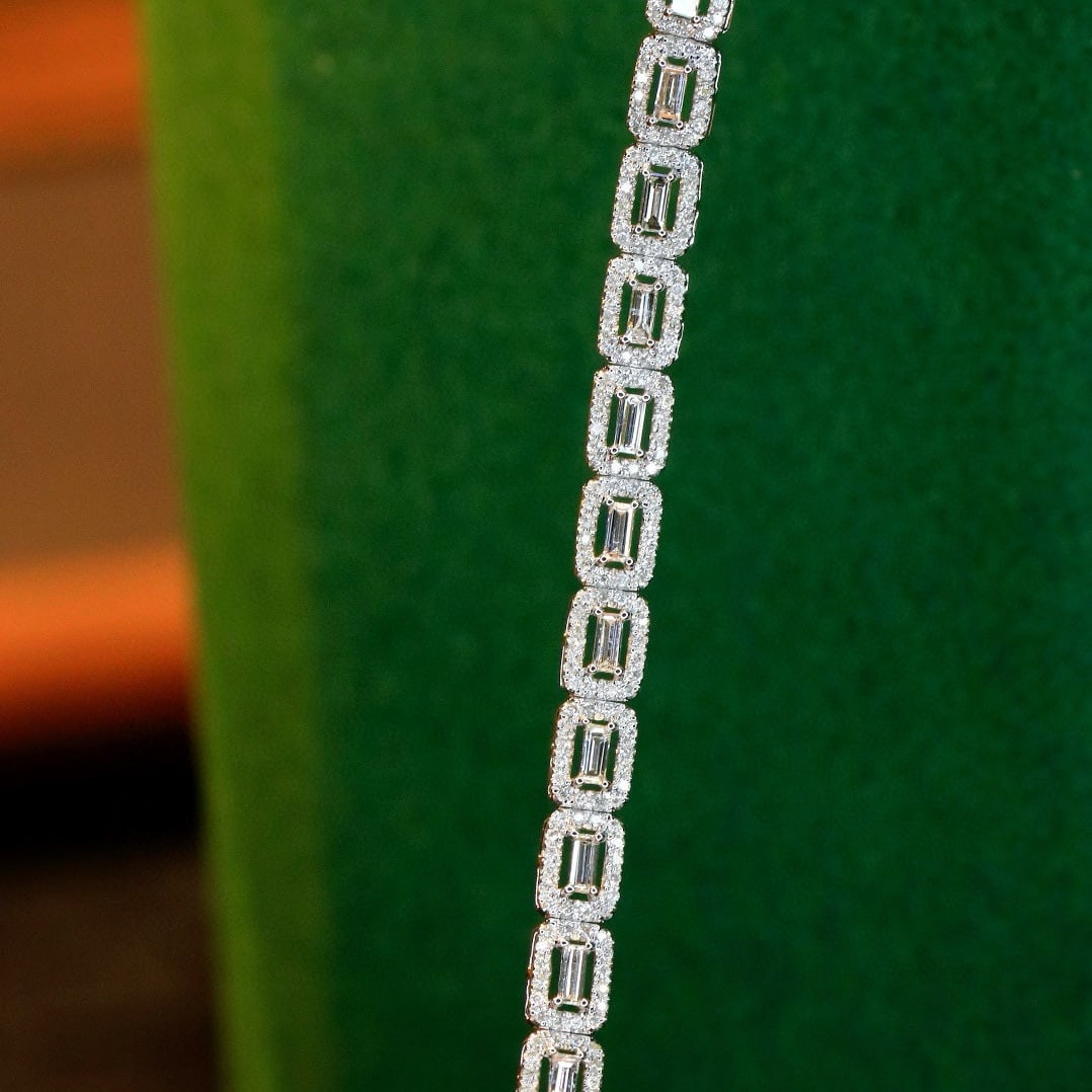 14k Gold 2 Ct Natural H Diamond Bracelet: Ref:230996322 // gold content:14k gold // main gemstone:diamond // shape:multiply // carat weight:2ct // clarity grade:vs-si // color:h // treatment:natural // Condition: New Low Estimate: 10000.00