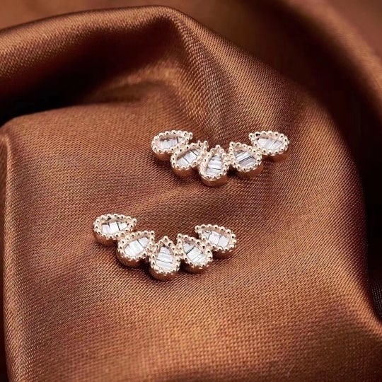 14k Gold 0.18 Ct Natural H Diamond Earrings: Ref:230996323 // gold content:14k gold // main gemstone:diamond // shape:baguette // carat weight:0. 18ct // clarity grade:vs-si // color:h // treatment:natural // Condition: New Low Estimate: